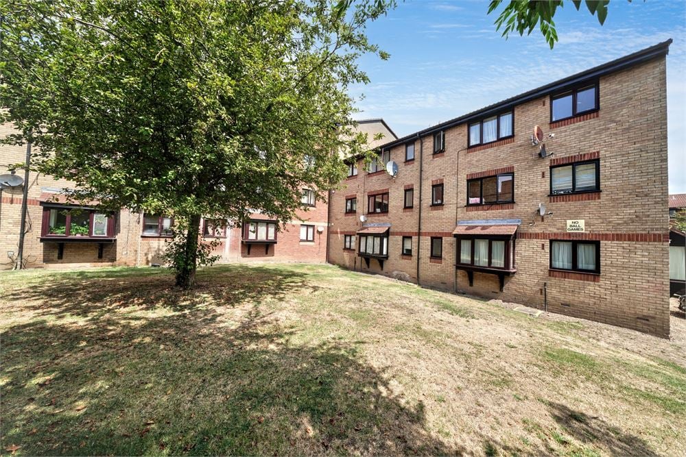 129 Magpie Close, Enfield EN1 4JE - Guide Price £107,500+